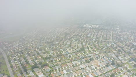 un dron aéreo disparó descendiendo lentamente de las nubes para revelar la expansión urbana de muchas casas en los pueblos de florida.