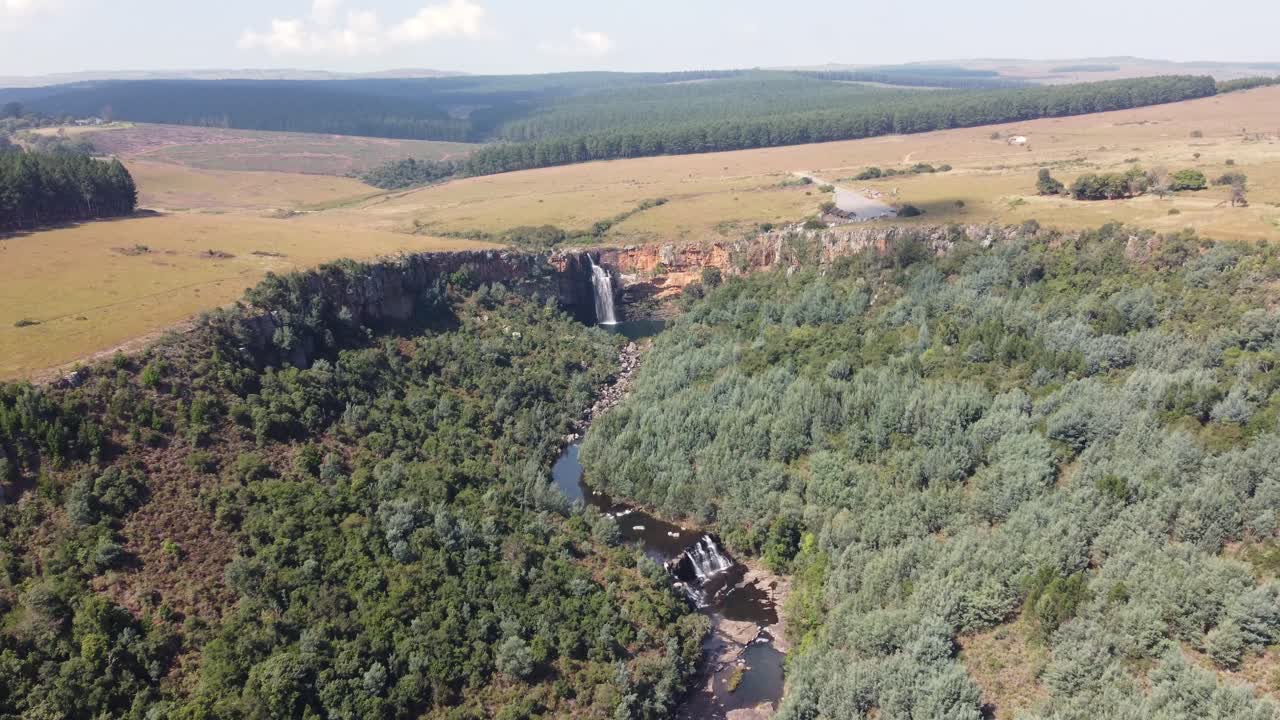 폭포 와 바위 산 들 이 있는 환상적 인 파노라마