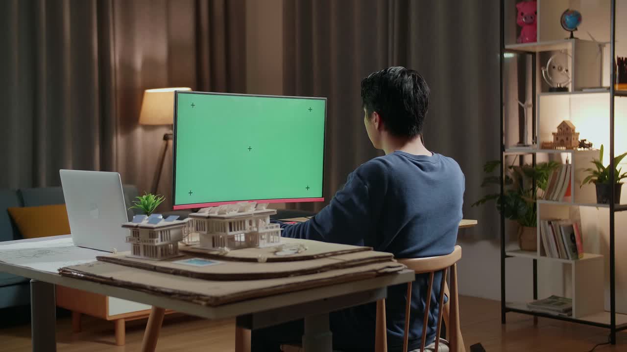 컴퓨터 모델을 작업하는 사람