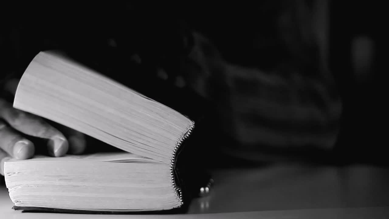 orar a dios con la biblia fielmente adorar con la gente imágenes de stock video de stock