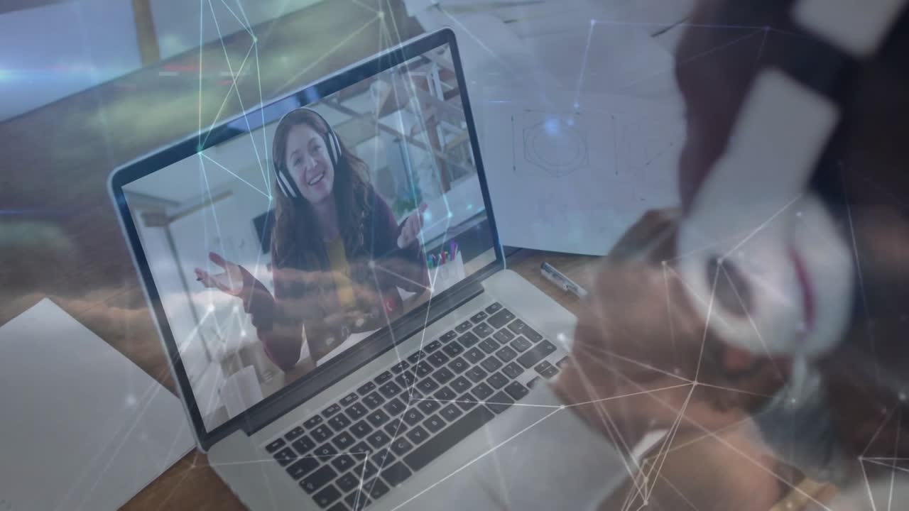 Trabajador remoto iniciando una videollamada por laptop con el líder del equipo explicando un proyecto utilizando gráficos de nubes flotantes