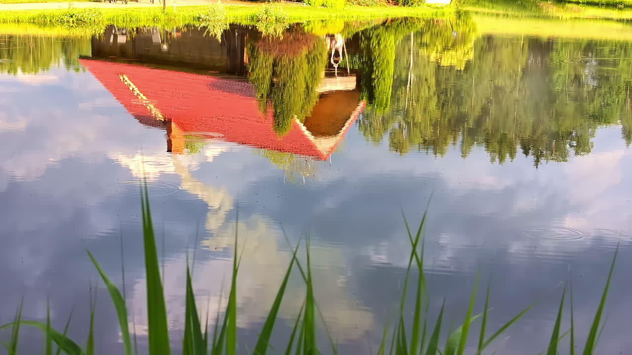 반사 나무 오두막 휴가 주택 호수 물, 거울 효과 평온한 은 물