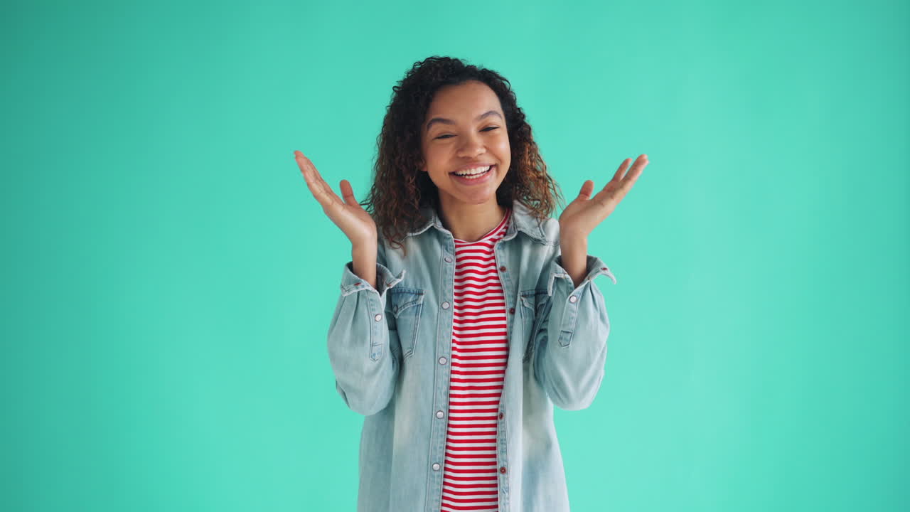 donna che nasconde la faccia