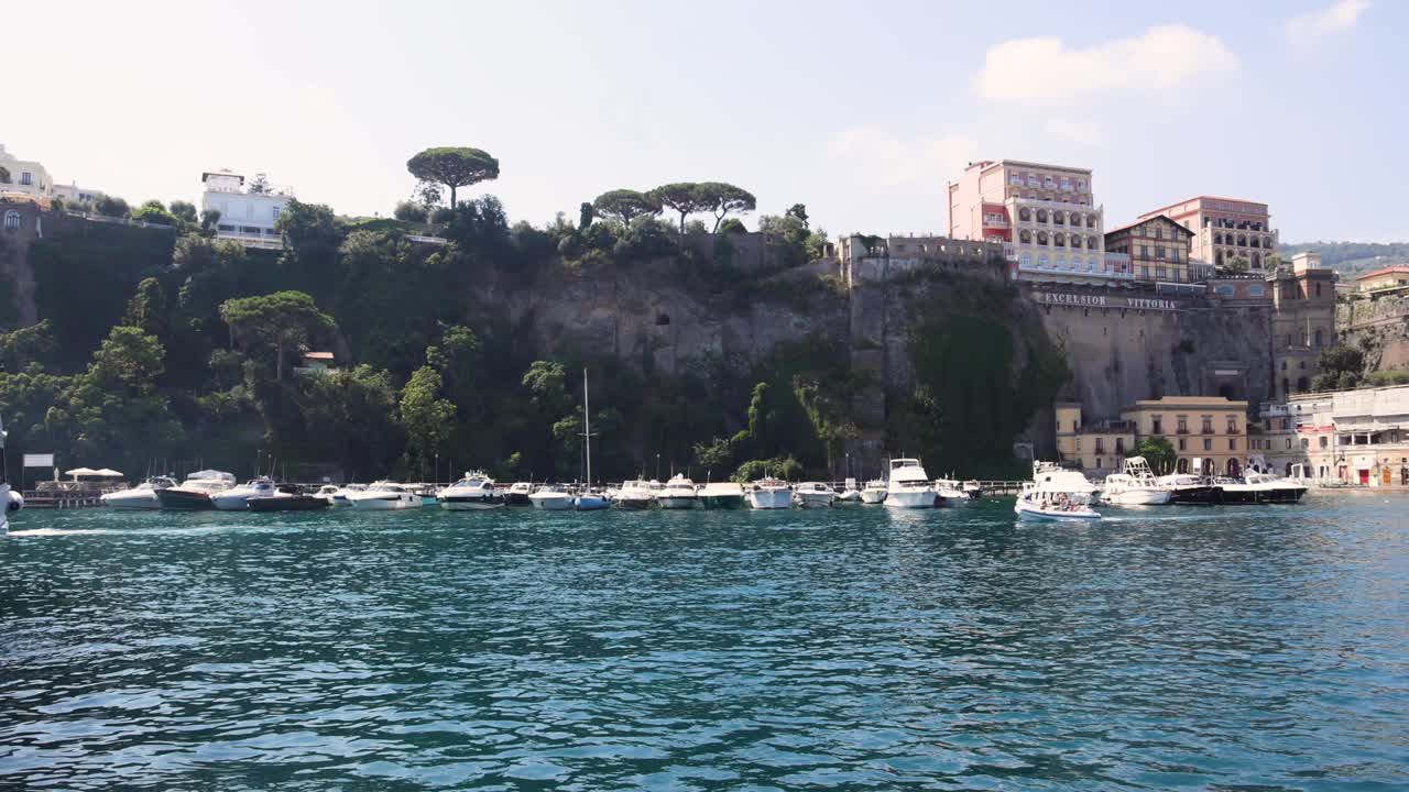 소렌토 의 그림 같은 항구 에 정박 한 배 들