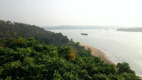 Desde-Reis-Magos-Iglesia-Fort-Goa-India-Injuriando-Drone-Shot-Cocoa-Beach-Panjim-Goa-Cinematic-Shot-India-Panji-Puente-Río-Mandovi-Barco-Pasando-Por-Arena