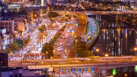 Toma-Amplia-Nocturna-De-Carriles-De-Autopista-Ocupados-Con-Tráfico-Pesado-Que-Pasa-Por-El-Río-Saigón,-Vietnam,-Ciudad-Ho-Chi-Minh