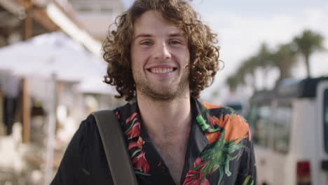 Retrato-De-Un-Joven-Atractivo-Sonriendo-Feliz-Disfrutando-De-Un-Viaje-De-Vacaciones-Soleado