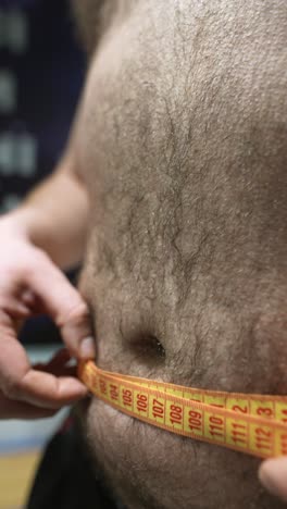 medir la circunferencia de la cintura de un hombre