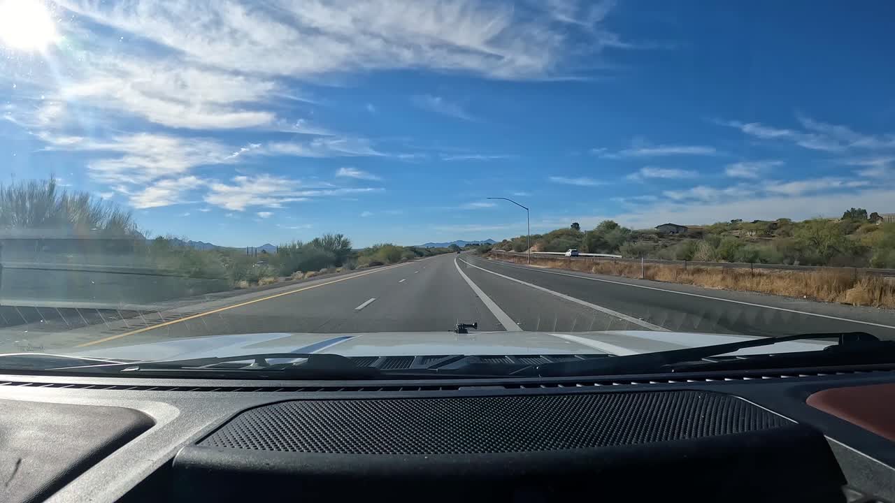 POV - Guidando sulla Interstate 10 nell'Arizona meridionale in un pomeriggio soleggiato