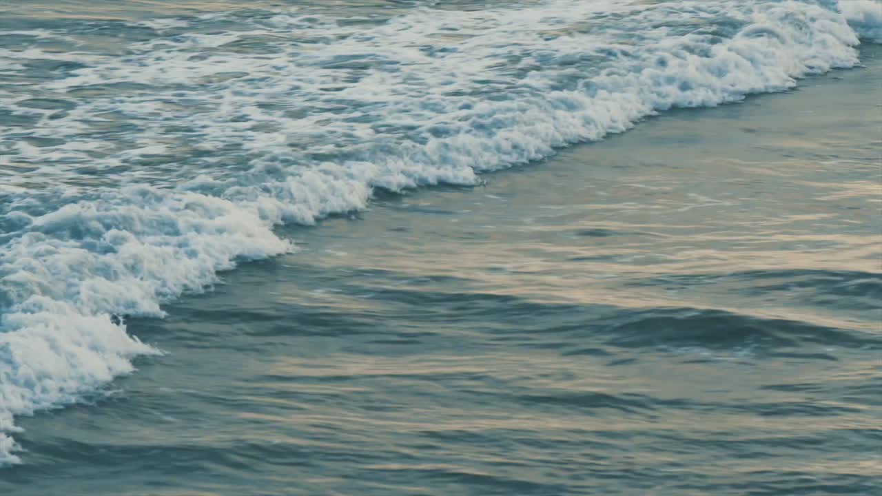 바다의 극적인 파도가 해안으로 계속됩니다.