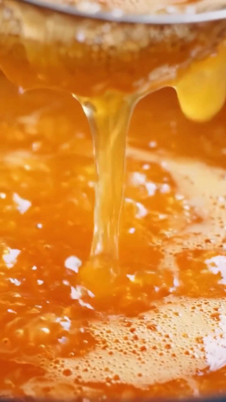 Una Deliziosa Trasformazione: Cucinare uno Sciroppo Ricco e Dorato Mentre Bolle e Ingredienti che si Sciolgono Creano un'Esperienza Culinaria Acquolina in Bocca