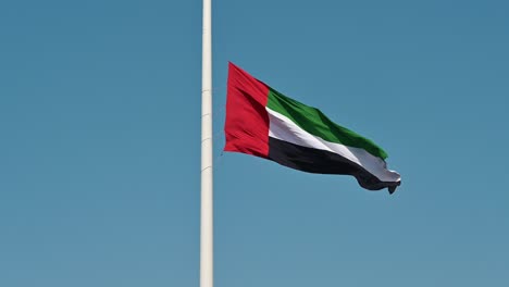Die-Flagge-Der-Vereinigten-Arabischen-Emirate-Weht-Auf-Halbmast-über-Der-Flaggeninsel-In-Sharjah