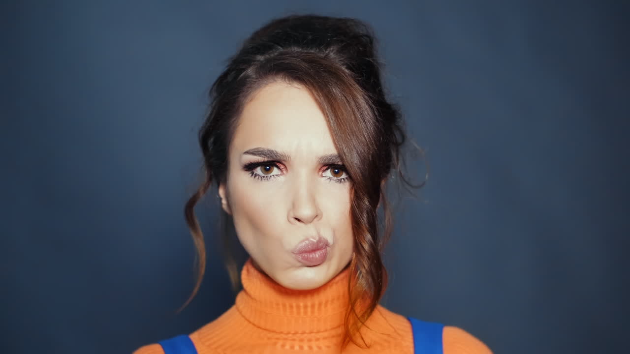 hermosa chica haciendo movimiento de los labios de lado a lado. chica haciendo cara pensativa