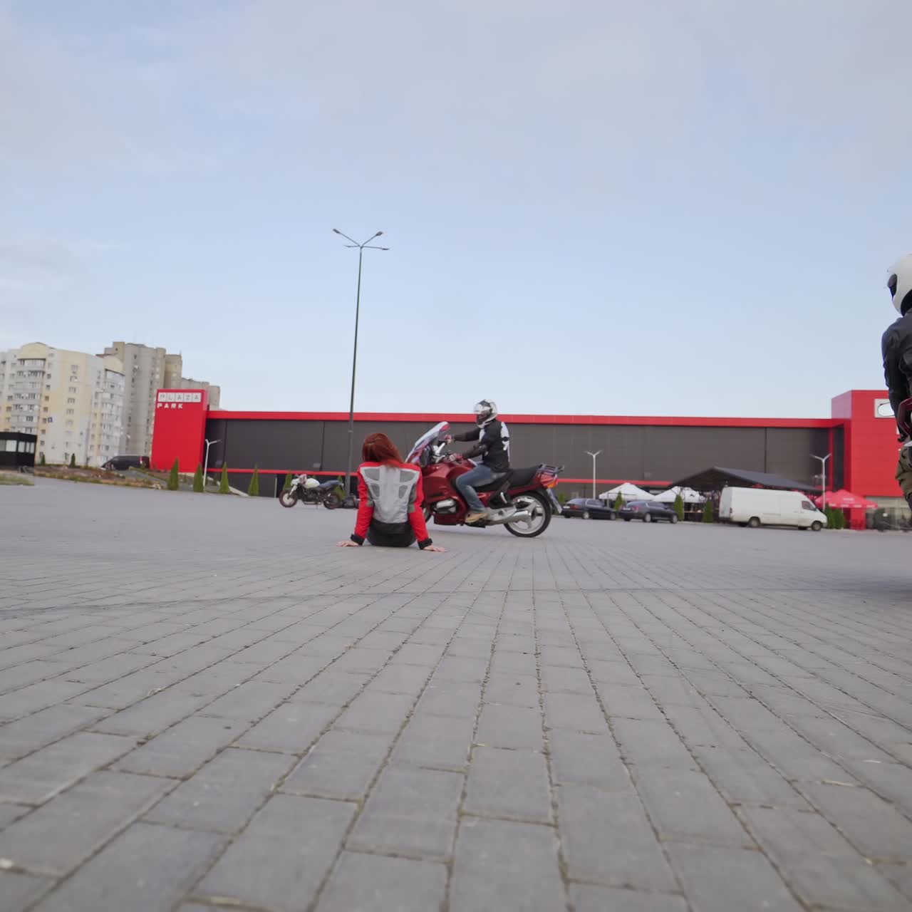 Motociclisti che girano intorno a una ragazza