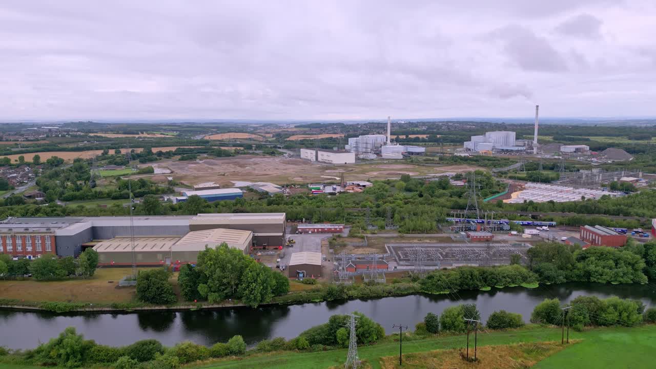 Luchtfoto van een drone die opstijgt en het industriegebied Ferrybridge onthult naast de rivier de Aire in West Yorkshire, Noord-Engeland, met de energie-infrastructuur op het platteland