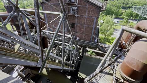 Altes-Stillgelegtes-Kohleförderband-Auf-Einem-Stahlhochofen-Mit-Metallstruktur-Bei-Gutem-Wetter