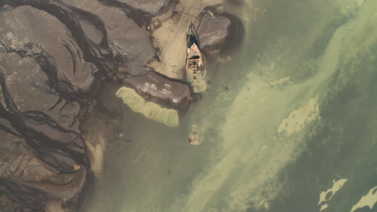 ascendiendo sobre fv clyne castle steam trawler naufragio - breidamerkursandur - vídeo aéreo del sur de islandia