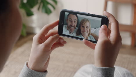 Mujer-Joven-Video-Chat-Usando-Un-Teléfono-Inteligente-Pareja-Feliz-Mostrando-Anillo-De-Bodas-Compartiendo-Compromiso-Disfrutando-Celebrando-La-Relación-En-La-Conexión-De-Teléfono-Móvil