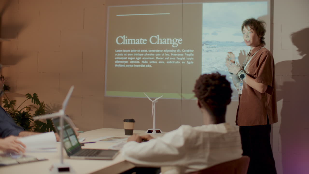 ingeniera ambiental presentando una presentación sobre el cambio climático en una reunión