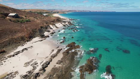 una vista de avión no tripulado de la playa de carrickalinga en el sur de australia