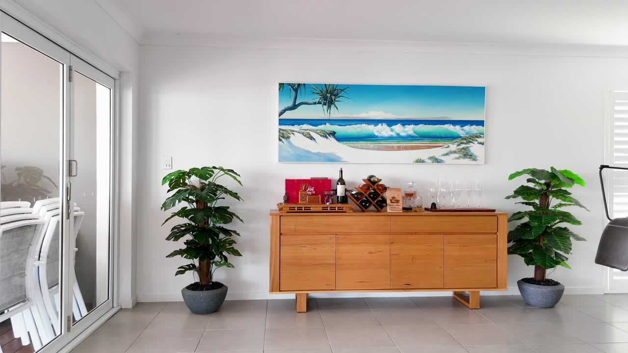 interior moderno con obras de arte con temática de playa