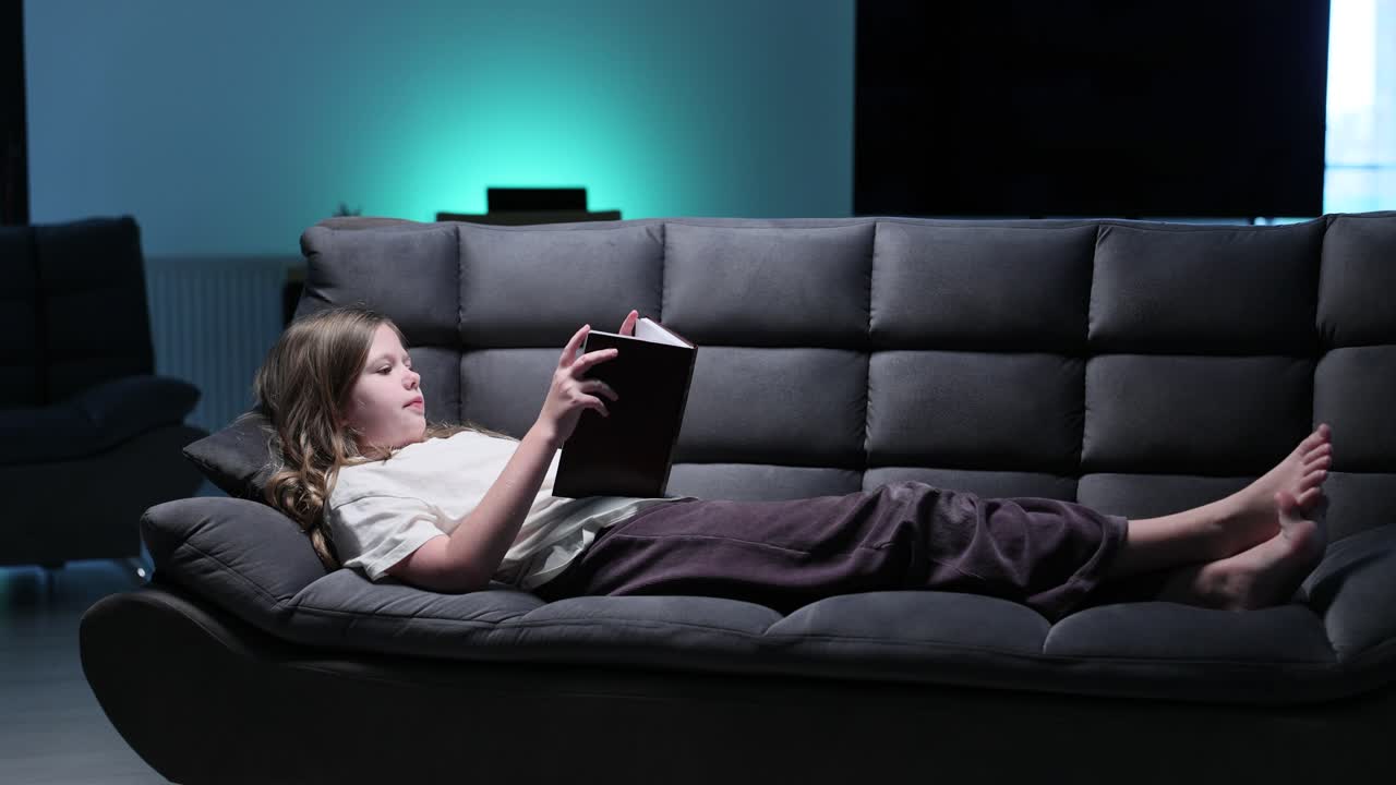 소파에서 책을 읽는 소녀