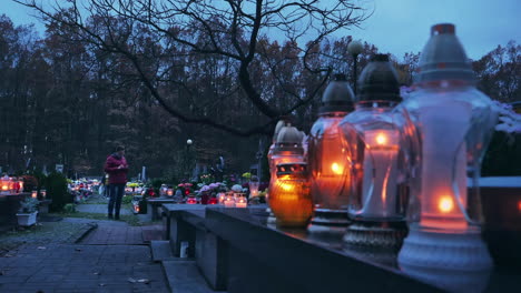 Frau-Steht-Abends-Auf-Einem-Friedhof