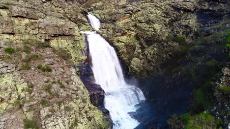 una cascada tropical en un cañón de montaña