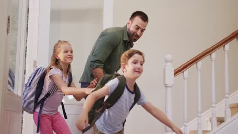 Familia-Caucásica-Entrando-Por-La-Puerta-Principal-De-Su-Casa