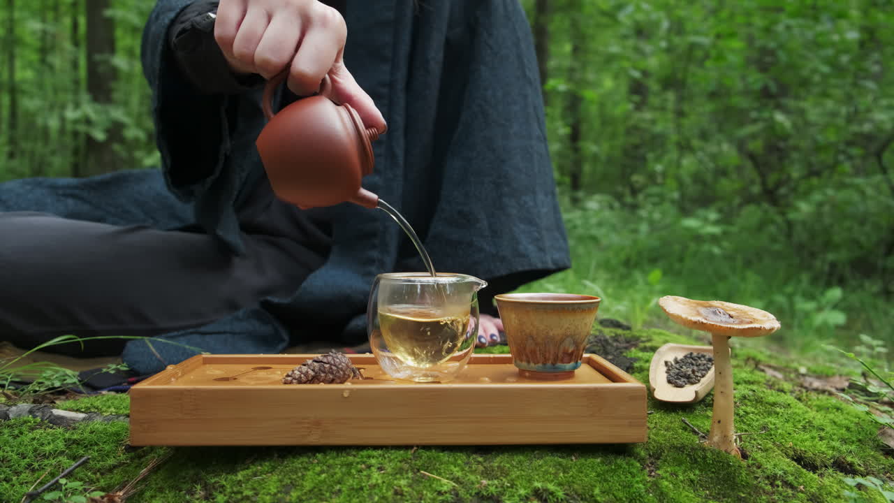 숲에서 차를 부는 여자