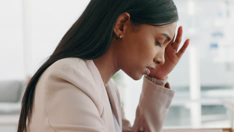 Angry-business-woman,-laptop-email