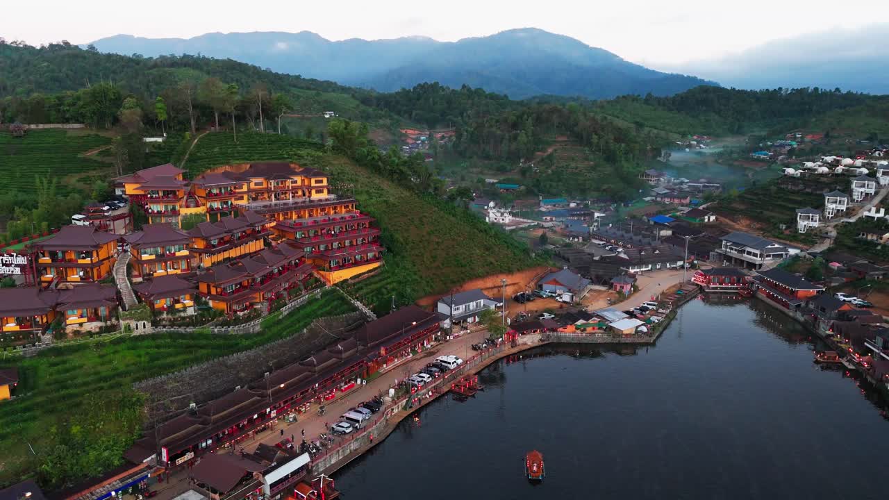 panorámica aérea de la plantación de té ban rak thail pueblo, paisaje de lagos del sudeste asiático, entorno natural de tailandia, paisaje tradicional
