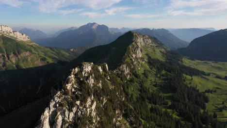 Schöne-Bergkette-In-Den-Französischen-Alpen