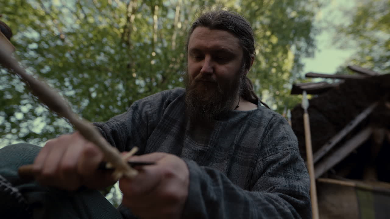 Vikingský řemeslník vyrábějící šípy