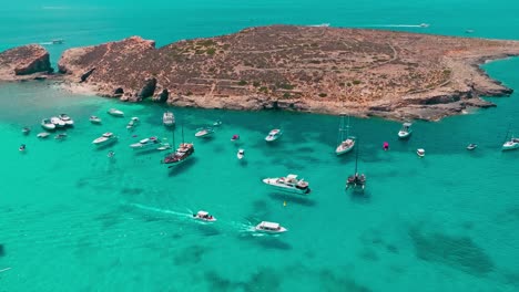 un cautivador vídeo aéreo que muestra la laguna azul de malta, con barcos anclados en sus aguas cristalinas de color turquesa