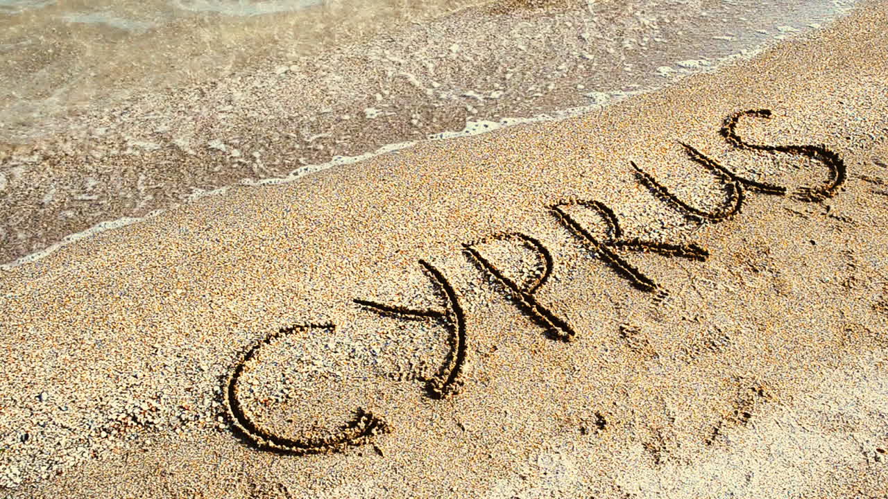 Inskription i sand på Cypern. En inskription på stranden.