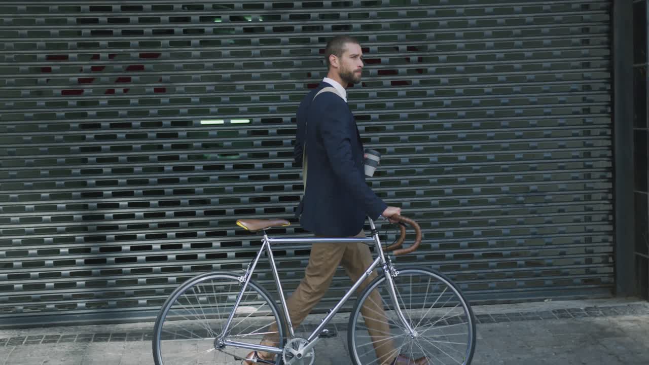 이동 중인 전문적인 젊은이