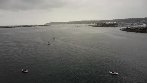 Vista-Aérea-De-Veleros-Y-Lanchas-Motoras-En-La-Bahía-Nublada-Del-Norte-De-San-Diego