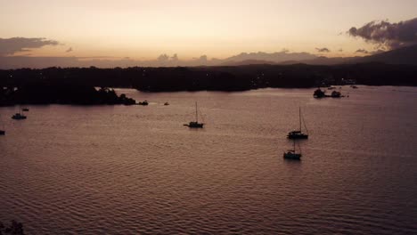 Muchos-Yates-Y-Veleros-Anclados-En-El-Lago-Izabal,-Guatemala-Durante-El-Anochecer,-Vista-Aérea