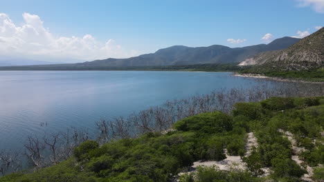 Toma-Panorámica-De-Un-Lago-Salado-Natural-Con-Montañas-Durante-El-Día-Soleado