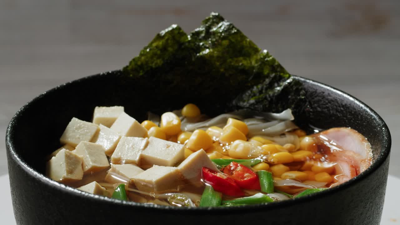 토푸와 옥수수와 함께 채식주의 라멘