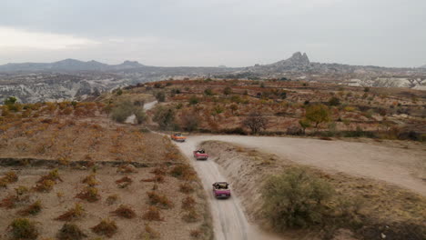 Tres-Autos-Convertibles-Clásicos-Conduciendo-Por-Una-Pista-De-Tierra-En-Capadocia,-Turquía