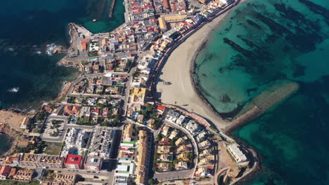 Luftaufnahme-Der-Ferienstadt-Cape-Palos-In-Spanien,-Region-Murcia,-Sonniger-Tag,-Draufsicht