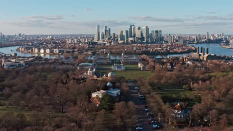 Dolly-Nach-Vorne-Drohnenaufnahme-Der-Greenwich-Observatory-University-In-Richtung-Canary-Wharf-Wolkenkratzer