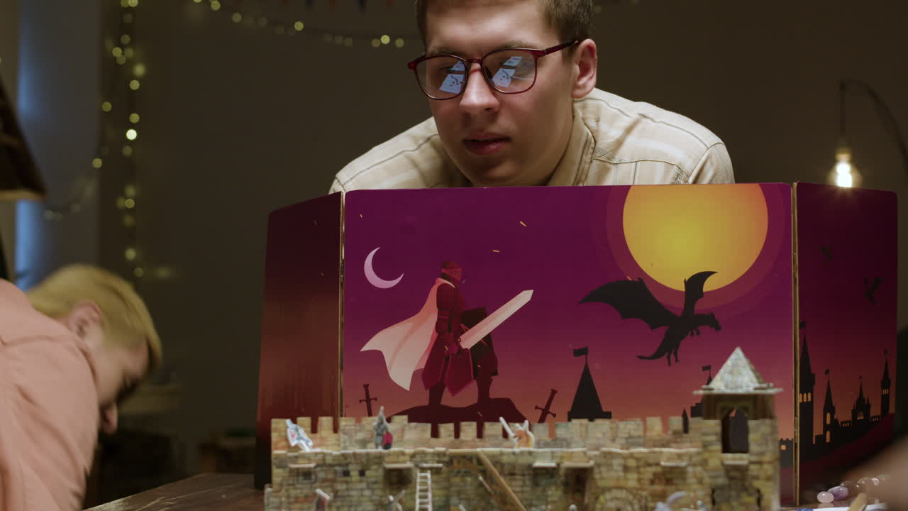 amigos jugando a los juegos de rol.