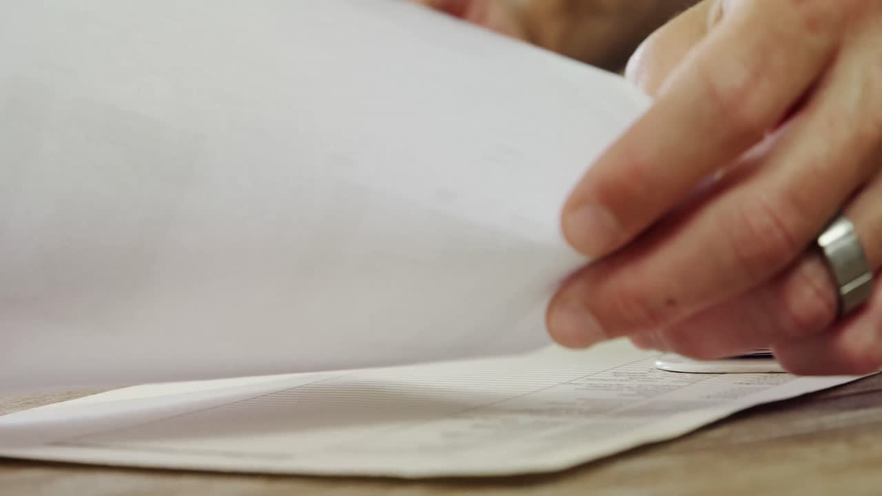 hombre usando computadora portátil para calcular la factura