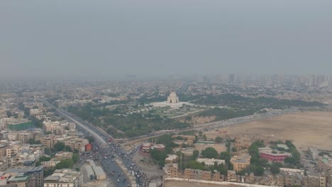 fotografía de un templo en karachi con un avión no tripulado en un clima de niebla
