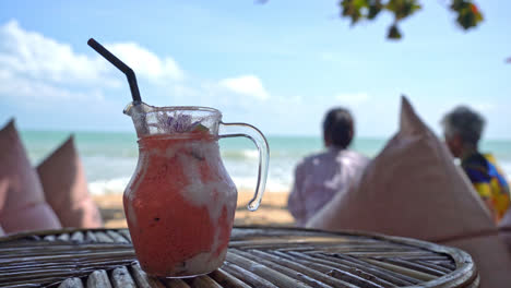 Mango,-Ananas,-Wassermelone-Und-Joghurt-Oder-Joghurt-smoothieglas-Mit-Seestrandhintergrund