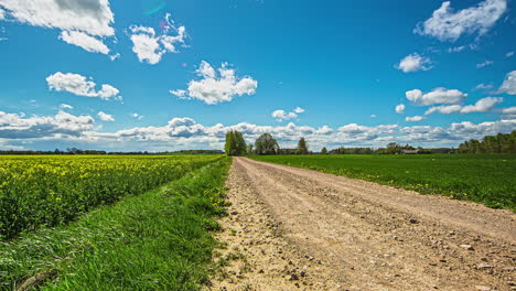 Cloudscape-Sobre-El-Campo-Y-Caminos-De-Tierra-De-Letonia-Rural---Lapso-De-Tiempo