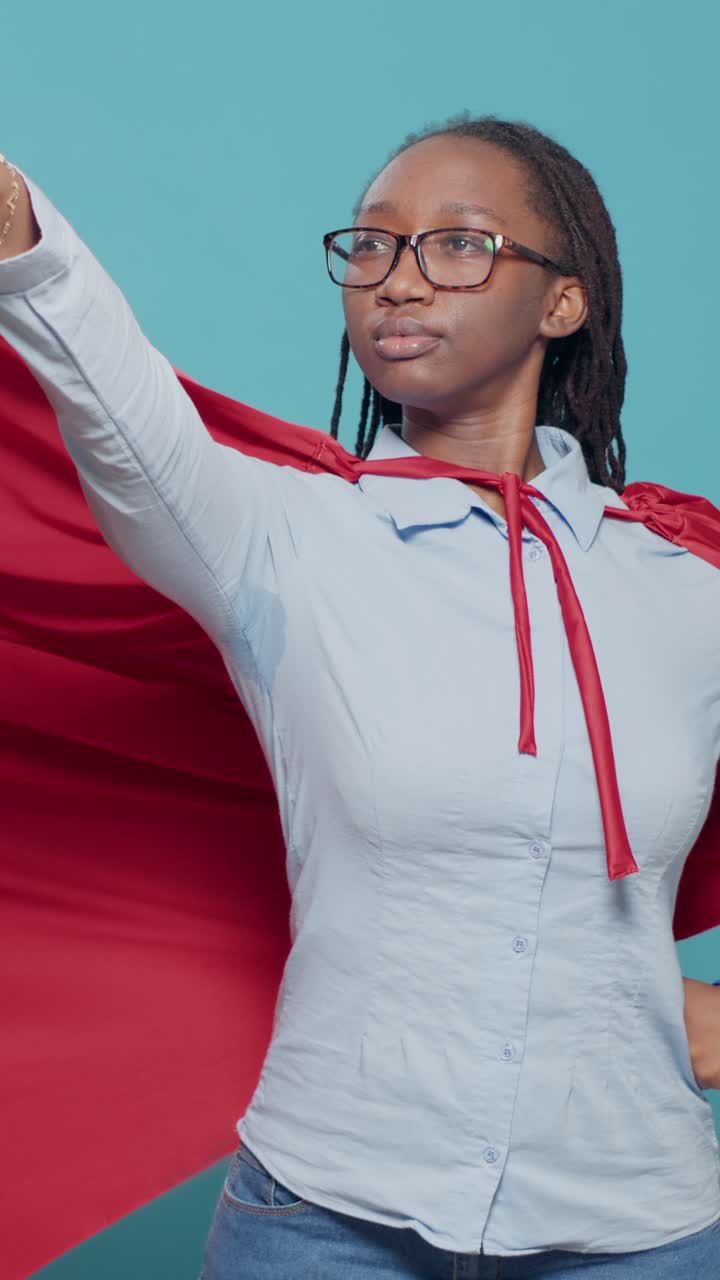 Uma mulher confiante com uma capa de super-heroína